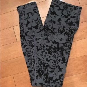 NWOT Lululemon Black and grey Print Leggings